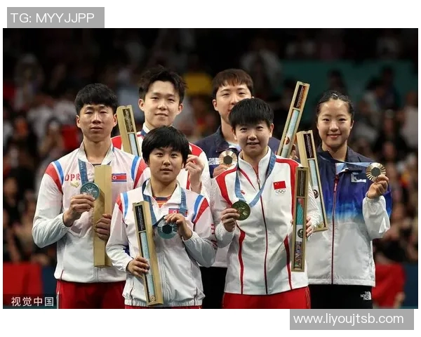 足球明星齐聚盛典闪耀颁奖礼荣耀时刻展现体育精神与友谊之美